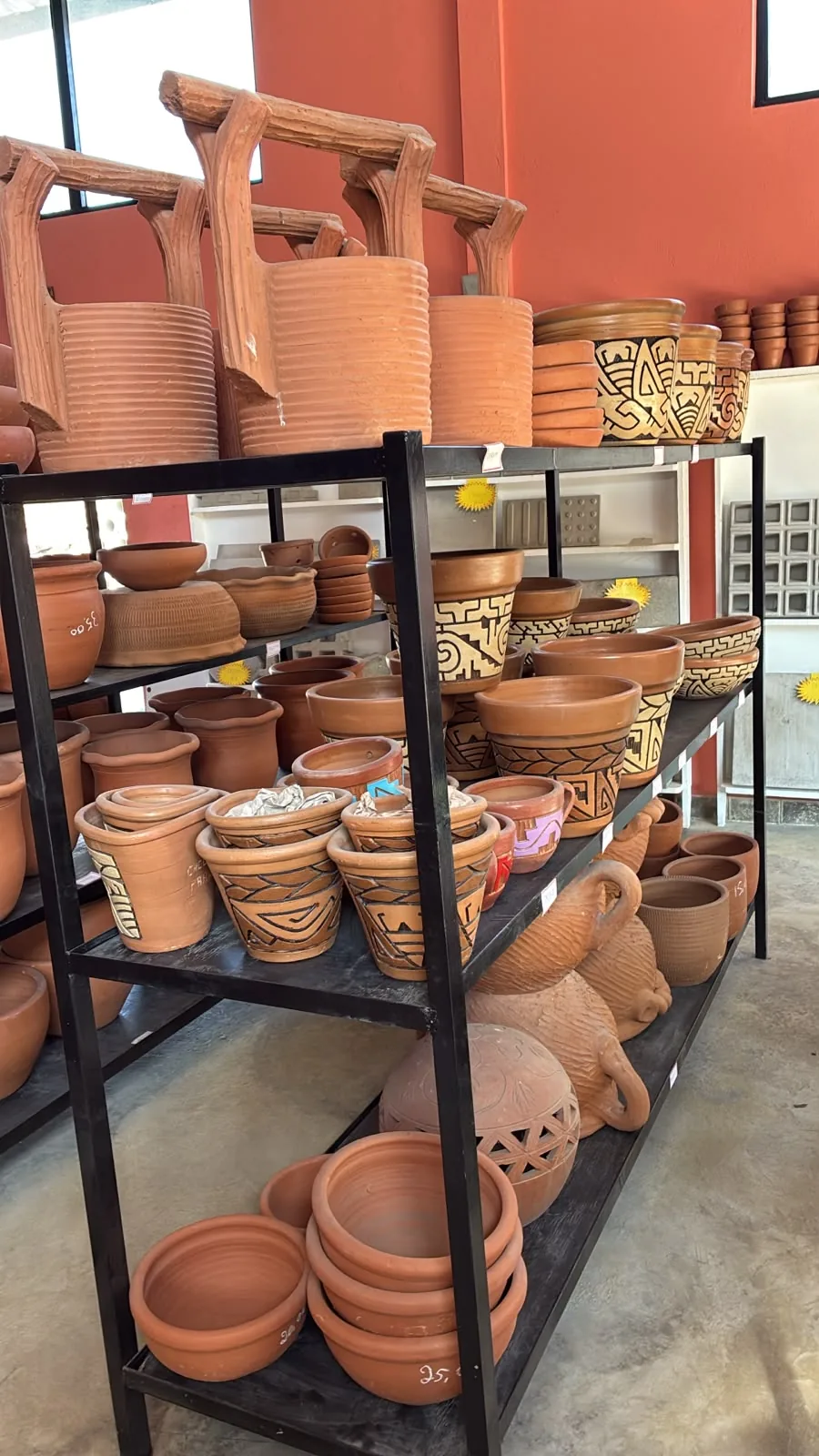 Variedade de peças para jardim na Sales Artefatos
