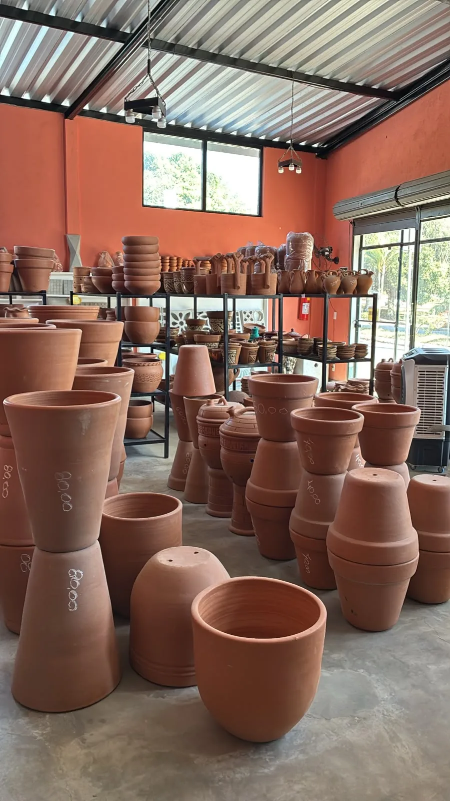 Vasos de cerâmica em exposição
