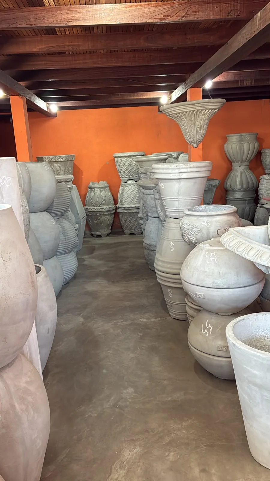 Vasos de cimento em exposição